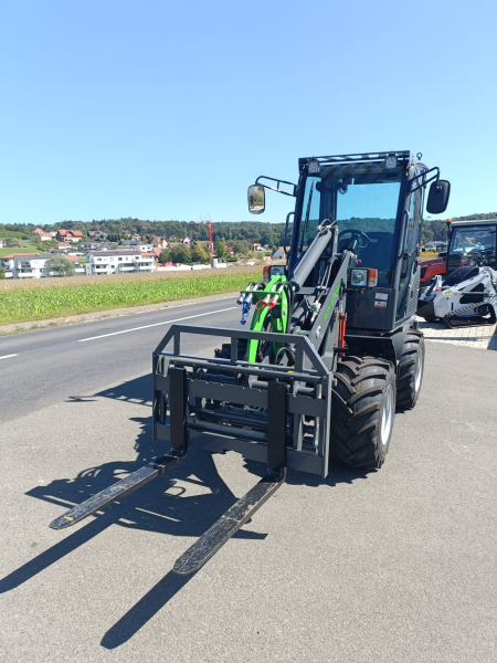 Elektro Hoflader 2110e und 2310e mit Schaufel